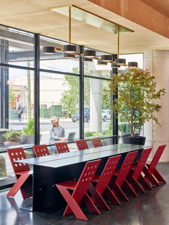 Commune Mid-Century Modern Design Project Ace Hotel Chicago | They used bright and vibrant modern furniture in a nod to the city's architectural background. #hoteldesign #interiordesign #midcenturydesign #moderndesign