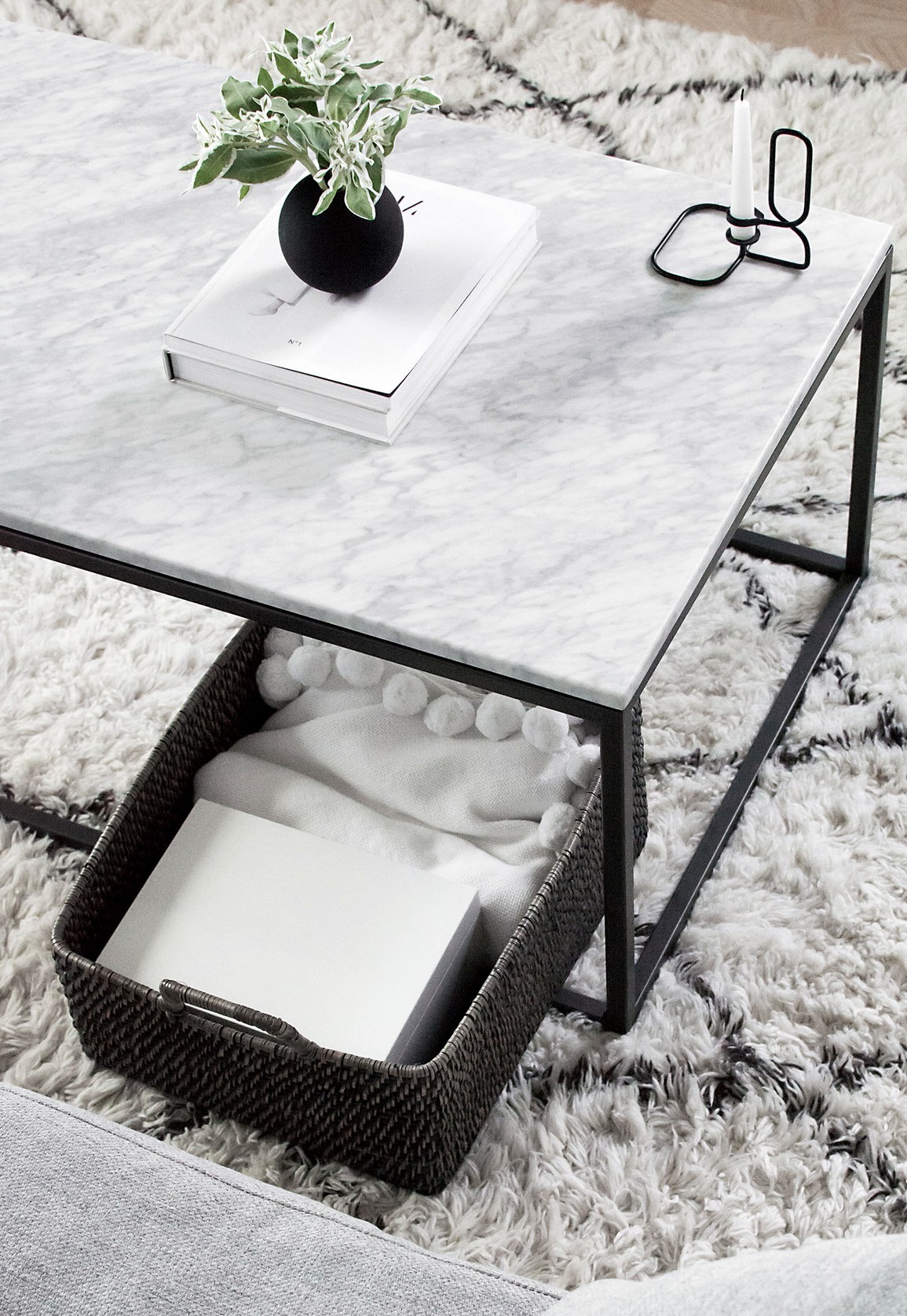 Modern Living With a White Marble Center Table | If you're a lover of minimalist designs, then this is a great inspiration for you! #interiordesign #centertable #homedecor #minimalistdesign